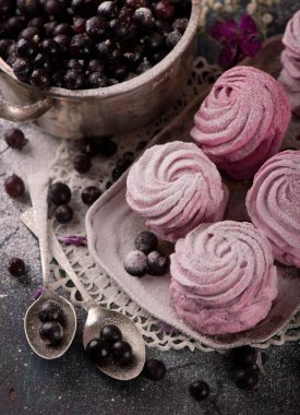 Ev yapımı pembe böğürtlen şekeri. Askıda oturan bebek için örülmüş boncuklardan yapılan kolye. Örülmüş tek boynuzlu at. Askı kolyesi.