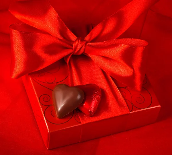 Cadeau Bonbons Coeur Sur Fond Rouge — Photo