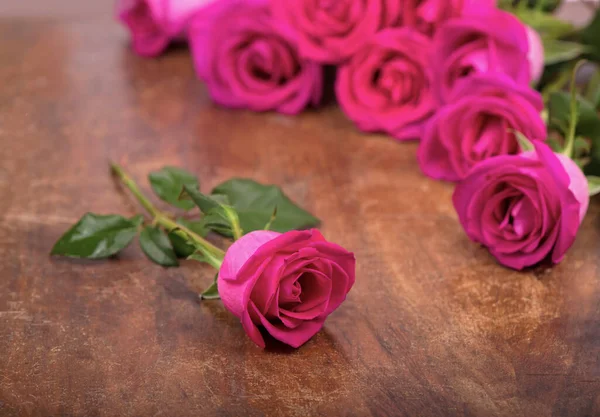 Isolated Pink Roses Flower Wooden Table — Stock Photo, Image