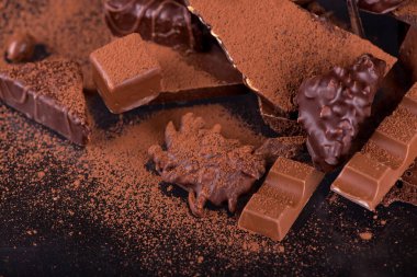 Tahta arka planda koyu çikolata, seçici odak.