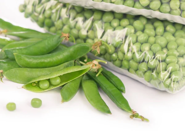 Σύνθεση Βιολογικά Κατεψυγμένα Λαχανικά Λευκό Φόντο Πράσινο Μπιζέλια Στη Συσκευασία — Φωτογραφία Αρχείου