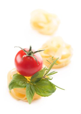 Beyaz arka planda izole edilmiş spagetti ve fesleğen. kırpma yolu ile.