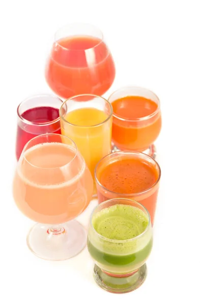 Verres Légumes Frais Bio Jus Fruits Isolés Sur Blanc Régime — Photo