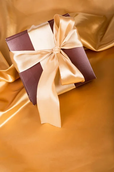 Kahverengi Kutu Şekerli Altın Bantlı — Stok fotoğraf