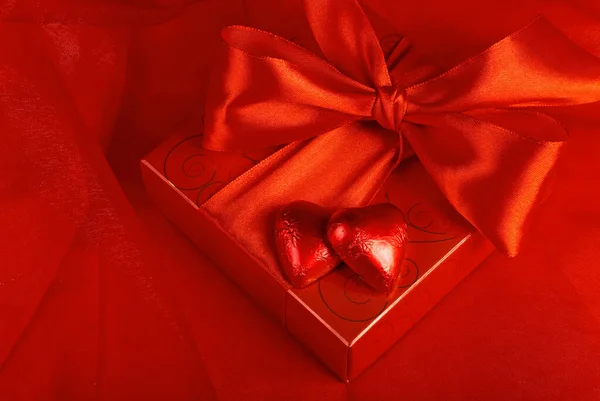 Concept Saint Valentin Cadeau Avec Bougie Sur Fond Rouge — Photo