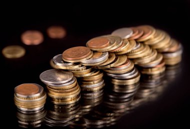 Siyah arkaplana farklı ülke paraları yerleştirir.