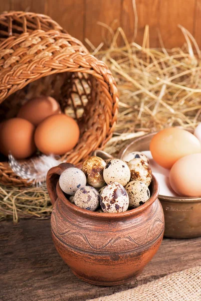 Eier Auf Altem Holzgrund — Stockfoto