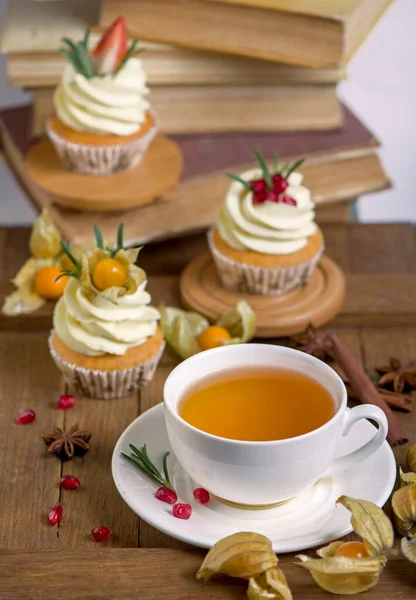 Muffins Com Especiarias Tradicionais Queda Com Xícara Chá Mesa Mármore — Fotografia de Stock