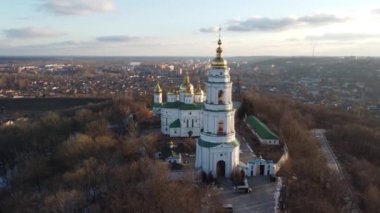 Ukrayna 'nın Poltava kentindeki bir mimari anıtı olan Kutsal Katedral Manastırı' nın havadan görünüşü.