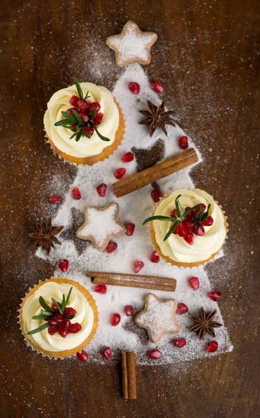 Cupcakes Noël Avec Glaçage Vanille Canneberges Romarin Sur Fond Bois — Photo