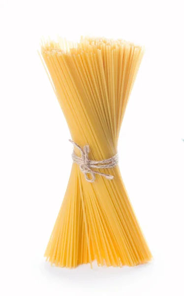 Спагетти Базилик Изолированы Белом Фоне Обрезанием Пути — стоковое фото