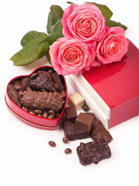 Krásná Růže Tmavá Čokoláda Valentýna Izolovaném Bílém Pozadí — Stock fotografie