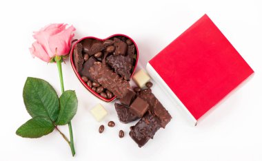 Sevgililer Günü 'nde beyaz arka planda güzel bir gül ve siyah çikolata..