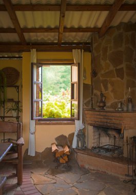 Sıcak ahşap bir çardak, ızgara ve açık bir masa..