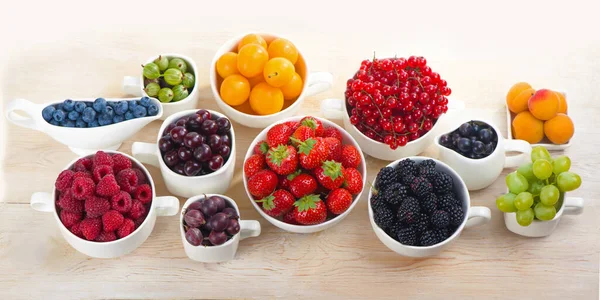 Böğürtlen karışımı beyaz bir arkaplanda izole.