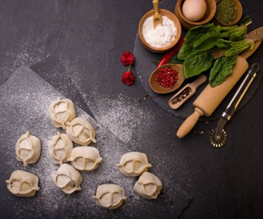 Ev yapımı donmuş yiyecekler. Tahta bir masada sığır etli manti.