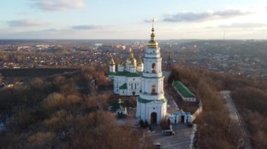 Ukrayna 'nın Poltava kentindeki bir mimari anıtı olan Kutsal Katedral Manastırı' nın havadan görünüşü.