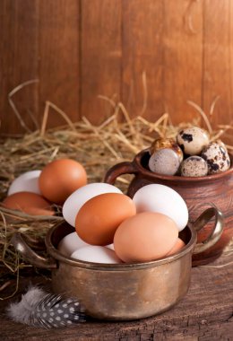 Gri ahşap arka planda sepetteki yumurtalar