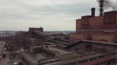 Tüten baca Poltava Madencilik ve İşleme Tesisi. Ukrayna 'nın en büyük demir madeni ve çelik üretiminde kullanılan demir cevheri topakları üreticisi ve ihracatçısı. İHA ile çekilen video