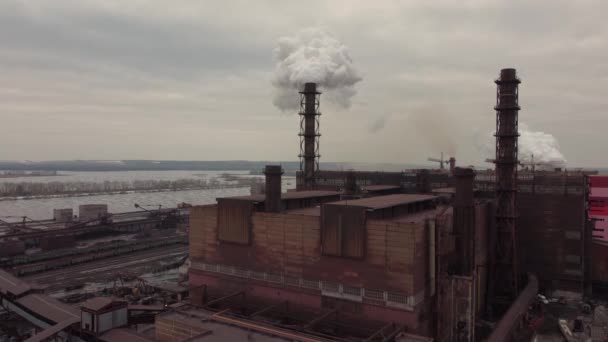 煙突ポルタヴァ鉱業 加工工場の喫煙 ウクライナ最大の生産者と鉄鉱石ペレットの輸出国は 鉄冶金と鉄鋼生産に使用されます ドローンで撮影されたビデオは — ストック動画