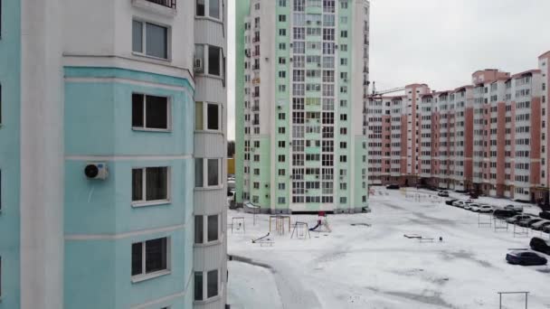 Exterior lateral de uma casa com azul pastel colorido liso renderizado parede e janelas molduras vídeo filmado com um drone — Vídeo de Stock