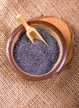 Haşhaş tohumları ve haşhaş başları beyaz kır manzaralı.