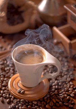 Kızarmış parlak dumanlı tanecikler, kahve çekirdekleri...