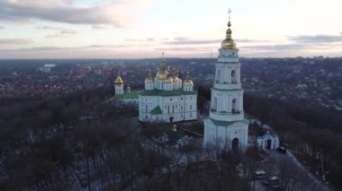 Ukrayna 'nın Poltava kentindeki bir mimari anıtı olan Kutsal Katedral Manastırı' nın havadan görünüşü.