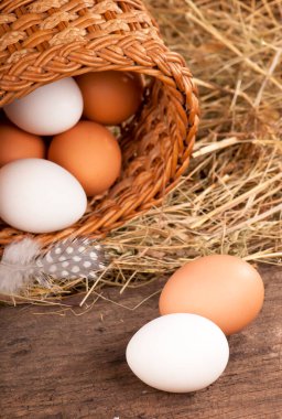 Eski ahşap arka planda yumurtalar