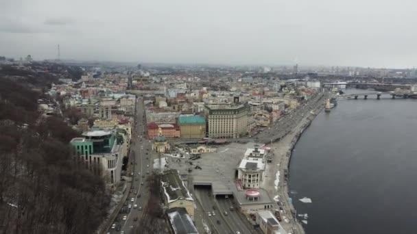 Kyiv. Ukrayna - Mart 2020: Gün batımında yaya köprüsünden Kyiv 'in Podil ilçesine bakın. — Stok video