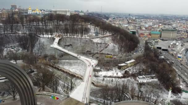 Ukraine, Kiev, mars 2021, vidéo de bridge en verre filmé avec un drone — Video