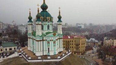 KIEV, UKRAINE - Mart 2021: Saint Andrew Ortodoks Kilisesi ve Andrew 'un soyu başlıca turistik ilgi odağı. Birçok hediyelik eşya dükkanı ve sanat galerisinin alanıdır..