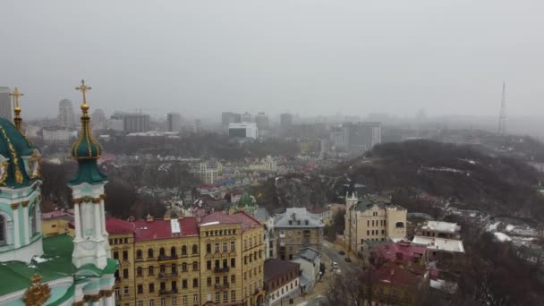 Kiev Ukraine 2021年3月 セント アンドリュー教会とアンドリュー教会の降下が主要な観光名所です お土産屋さんやアートギャラリーが多いエリアです — ストック動画