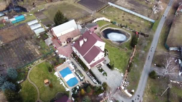 Luftaufnahme Eines Landhauses Das Grundstück Verfügt Über Einen Garten Mit — Stockvideo