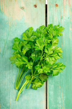 Ahşap arka planda taze yeşil maydanoz