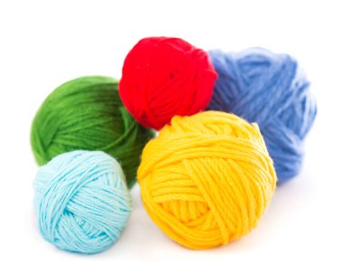 Beyaz arka planda örgü örmek için iğneler