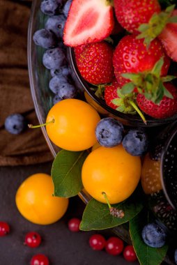 Siyah arkaplanda nergislerin çiçekleri