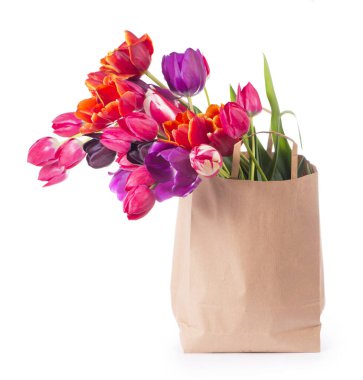 Beyaz arka planda kağıt bir çantada renkli laleler