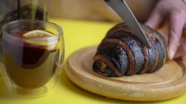 Colazione Con Croissant Donna Taglia Focaccina Dolce Con Cioccolato Vista — Video Stock