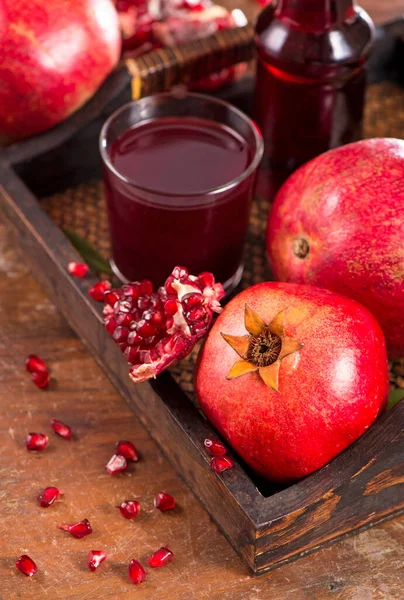 Bicchiere Succo Melograno Uno Sfondo Legno — Foto Stock