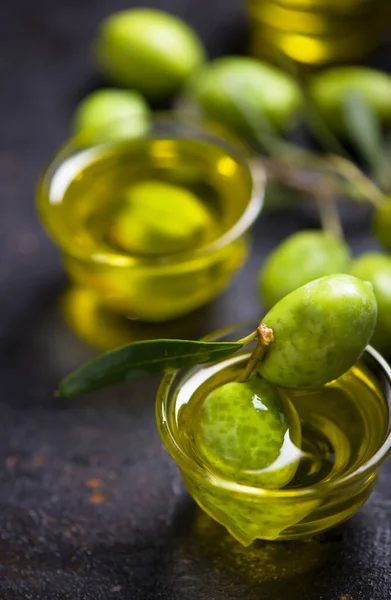 Olivenolie Oliven Gren Den Sorte Baggrund - Stock-foto