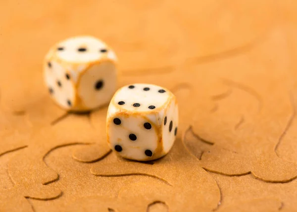 Cubes Pièces Jeu Sur Une Planche Backgammon — Photo