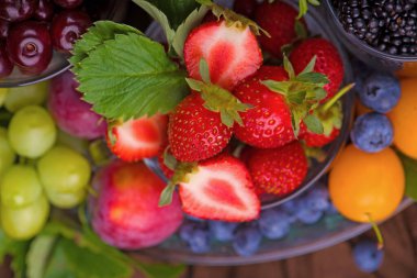 Siyah arkaplanda nergislerin çiçekleri