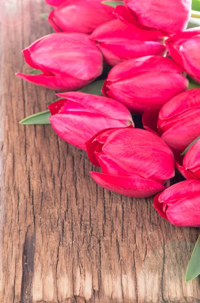 Růžové Čerstvé Tulipány Květiny Šedém Dřevěném Pozadí — Stock fotografie