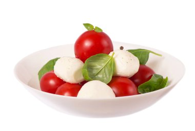 Kiraz domatesli mozzarella peyniri ve fesleğen..