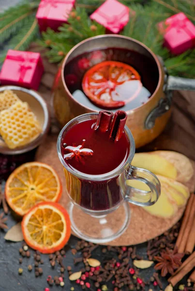 Glühwein Tannenzweig Und Gewürze Auf Holzgrund — Stockfoto