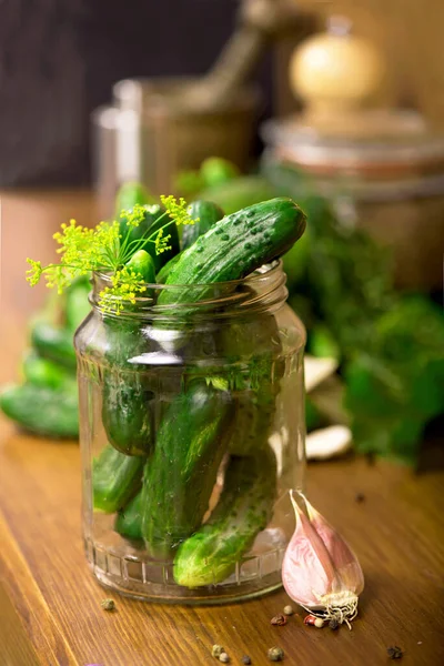 Matbakgrund Gurkor Med Vitlök Salt Dill Och Tom Glasburk För — Stockfoto