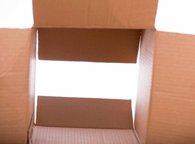 beyaz arkaplanda karton kutu izole.