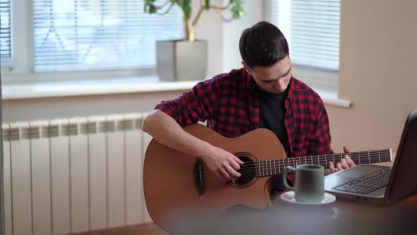 Joven Aprende Tocar Guitarra Través Internet Portátil Lección Línea Hobby — Vídeo de stock