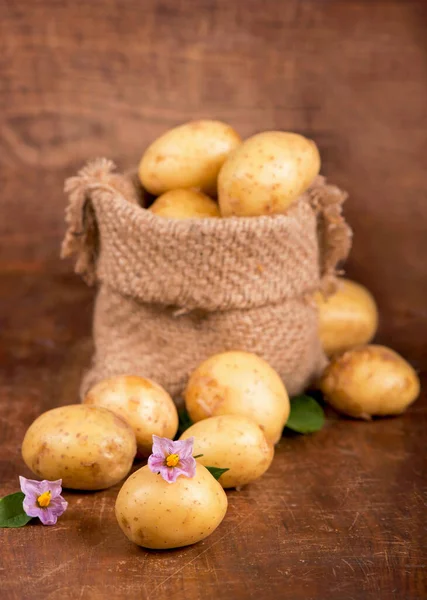 Batatas Cruas Saco Serapilheira Fundo Madeira — Fotografia de Stock